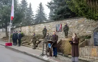 odsloniecie_tablicy_brzostek_078