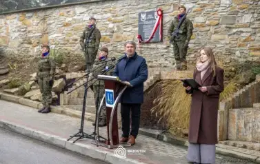 odsloniecie_tablicy_brzostek_074