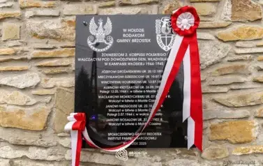 odsloniecie_tablicy_brzostek_027