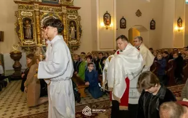 wielki_piatek_parafia_brzostek_2025_029