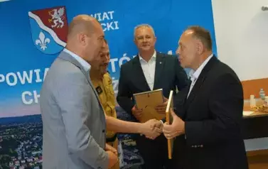 wreczenie_dyplomow_dla_burmistrzow008