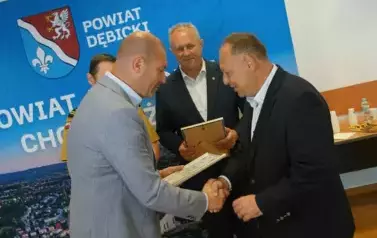 wreczenie_dyplomow_dla_burmistrzow007