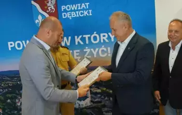 wreczenie_dyplomow_dla_burmistrzow006