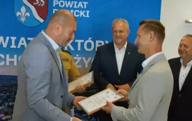 wreczenie_dyplomow_dla_burmistrzow004