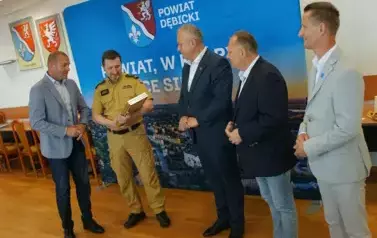 wreczenie_dyplomow_dla_burmistrzow001