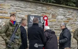 odsloniecie_tablicy_brzostek_080