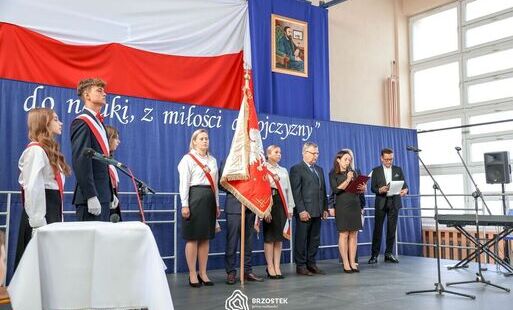 Zdjęcie do Fotorelacja z uroczystości poświęcenia sztandaru i nadania imienia Ignacego Łukasiewicza